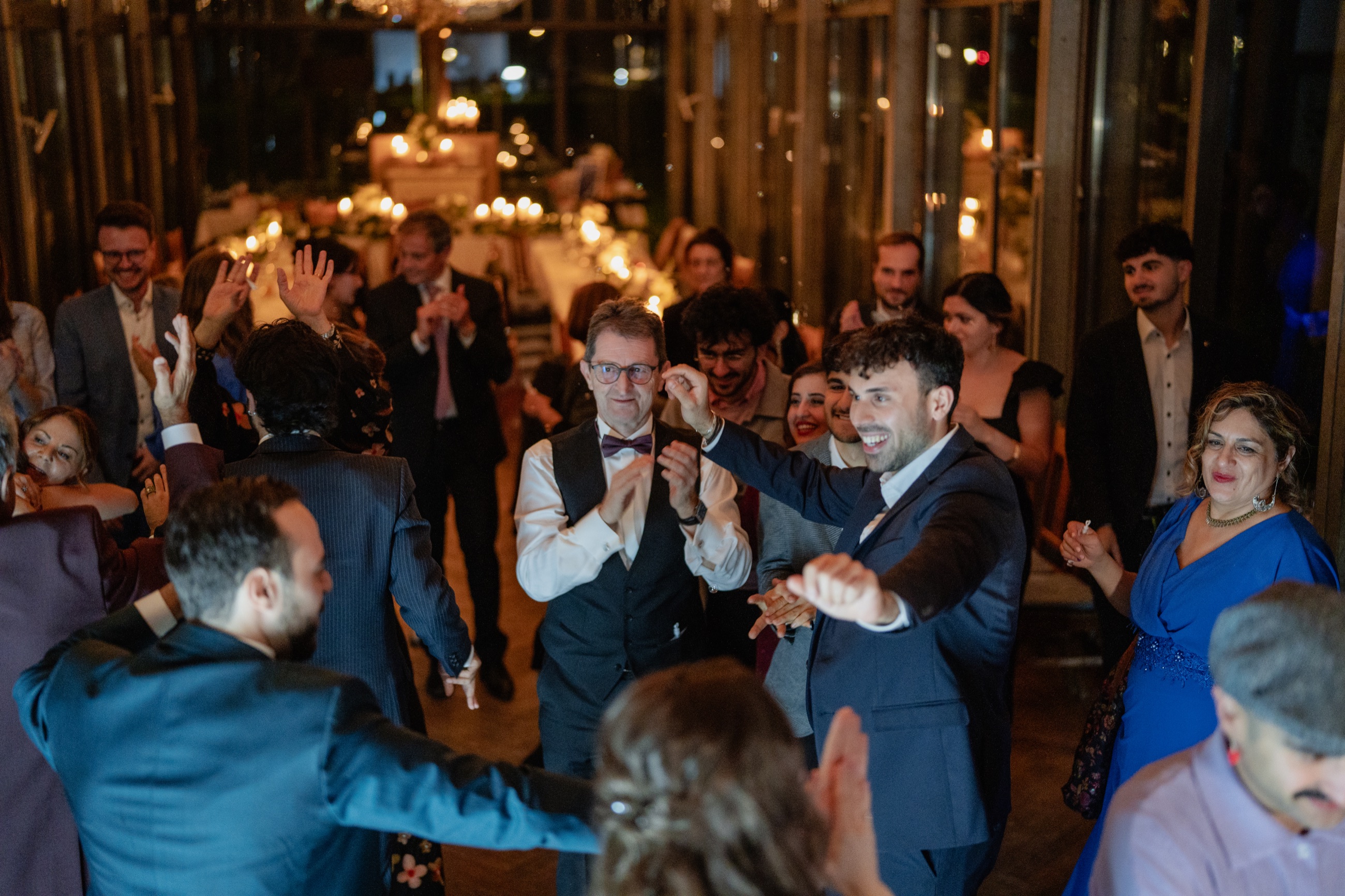 Elegante Feier mit Gästen – Hochzeits- und Eventfotografie von Alex Reisberger