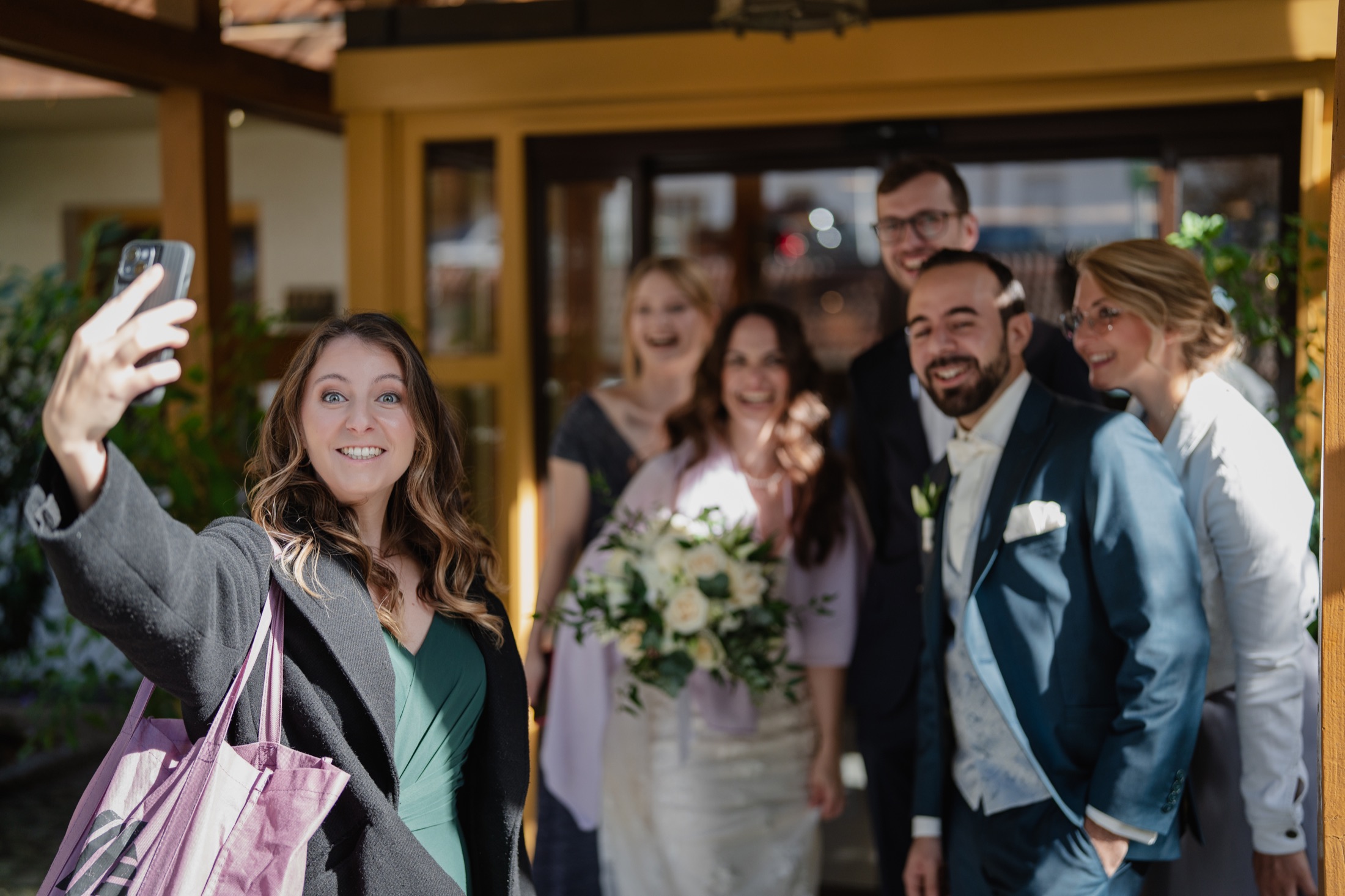 Inniger Moment eines Brautpaars bei seiner Hochzeit