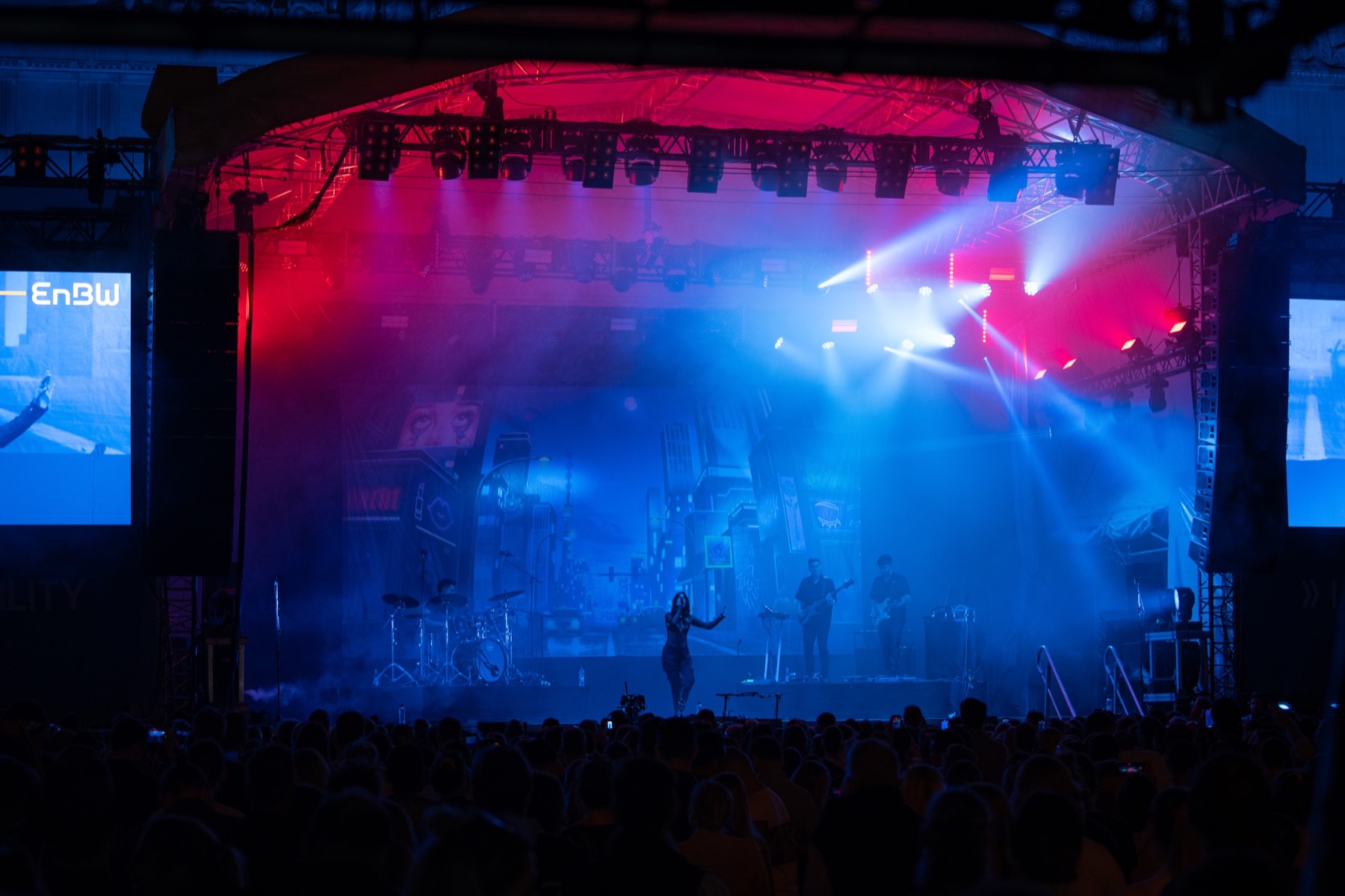 Atmospheric concert photography of ELIF