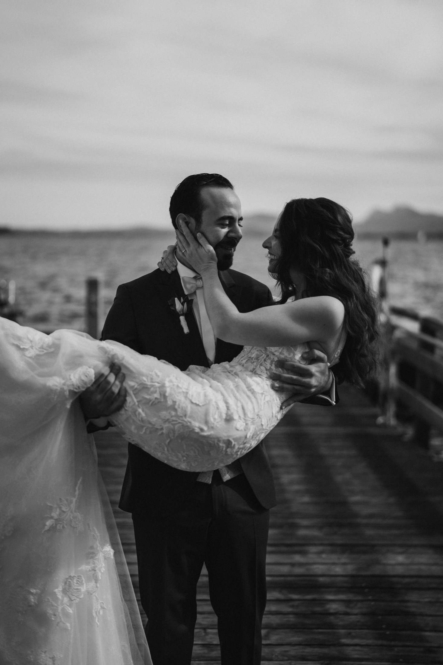 Wedding reportage of a couple by a Bavarian lake